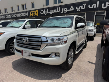 Toyota  Land Cruiser  VXR  2011  Automatic  289,000 Km  8 Cylinder  Four Wheel Drive (4WD)  SUV  White