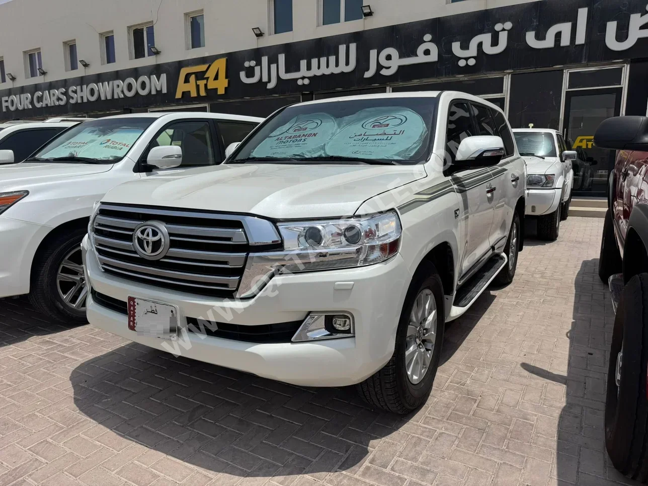 Toyota  Land Cruiser  VXR  2011  Automatic  289,000 Km  8 Cylinder  Four Wheel Drive (4WD)  SUV  White