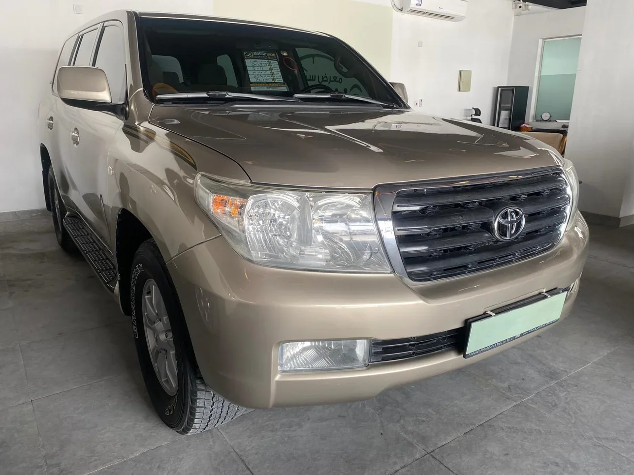 Toyota  Land Cruiser  GXR  2011  Automatic  353,000 Km  6 Cylinder  Four Wheel Drive (4WD)  SUV  Gold