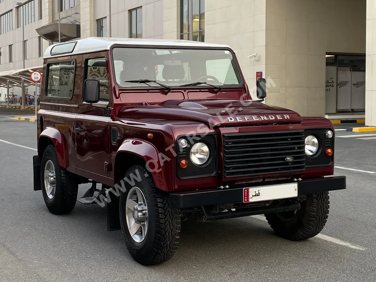 Land Rover  Defender  90  2015  Manual  550 Km  4 Cylinder  Four Wheel Drive (4WD)  SUV  Maroon