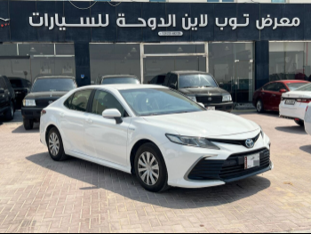 تويوتا  كامري  أل اي  2021  اوتوماتيك  272,000 كم  4 سلندر  سحب امامي  سيدان  أبيض