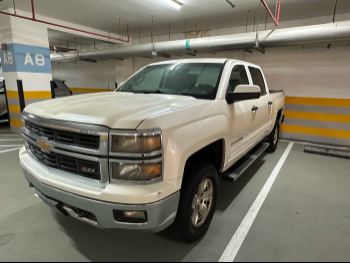 Chevrolet  Silverado  Z71  2015  Automatic  200,000 Km  8 Cylinder  Four Wheel Drive (4WD)  Pick Up  White
