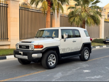 Toyota  FJ Cruiser  2016  Automatic  300,000 Km  6 Cylinder  Four Wheel Drive (4WD)  SUV  White