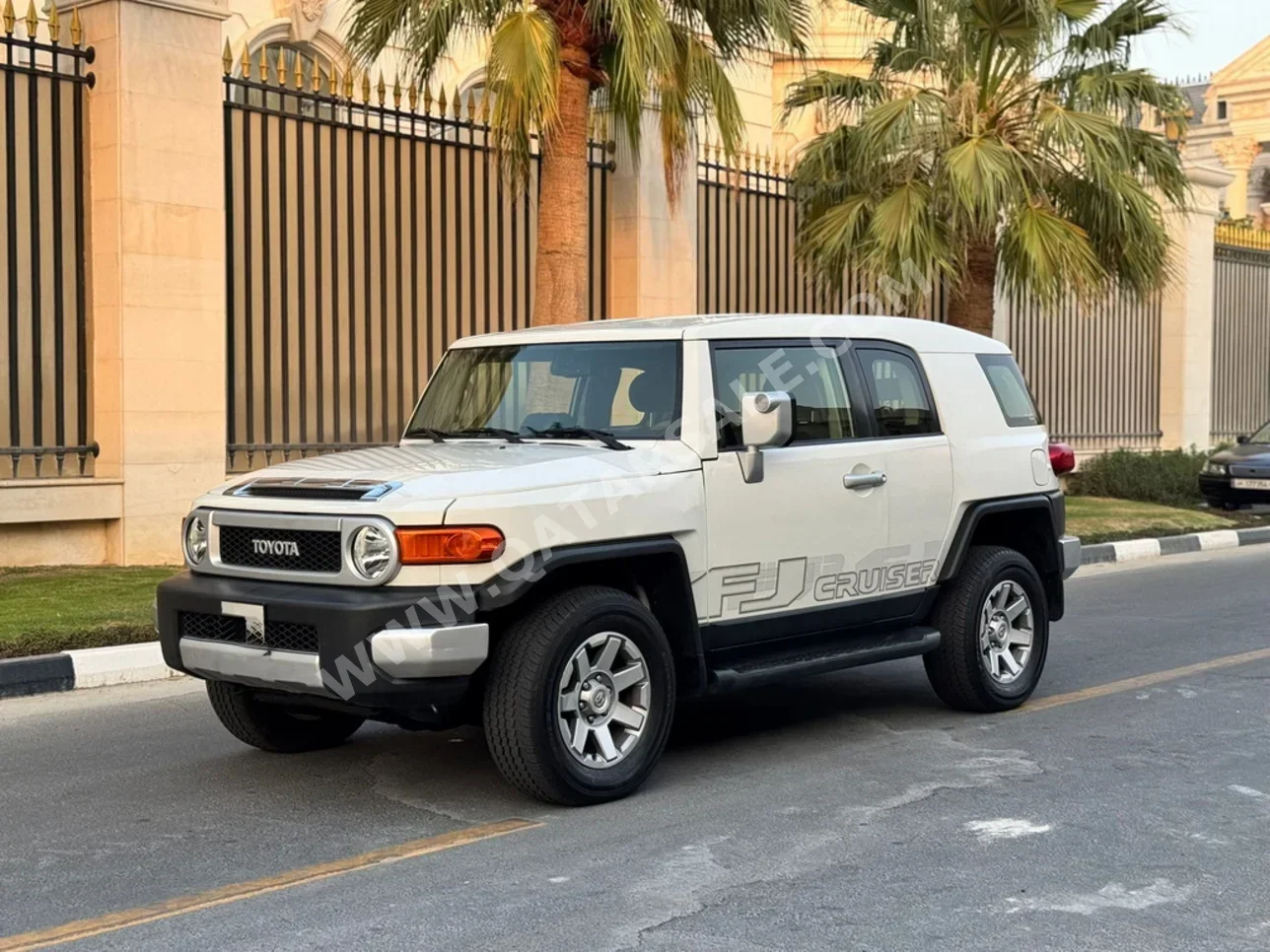 Toyota  FJ Cruiser  2016  Automatic  300,000 Km  6 Cylinder  Four Wheel Drive (4WD)  SUV  White