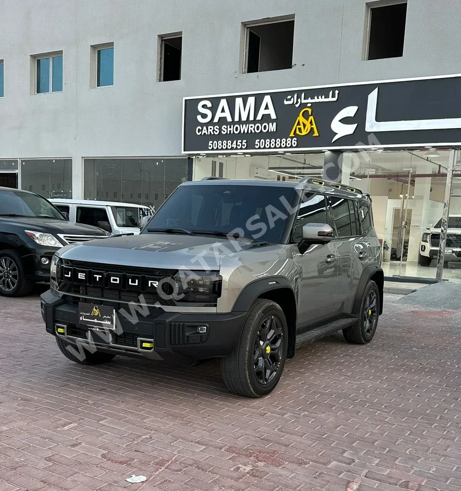 جيتور  تي 2  لكجري  2025  اوتوماتيك  22,000 كم  4 سلندر  دفع رباعي  اس يو في  رمادي  تحت الضمان
