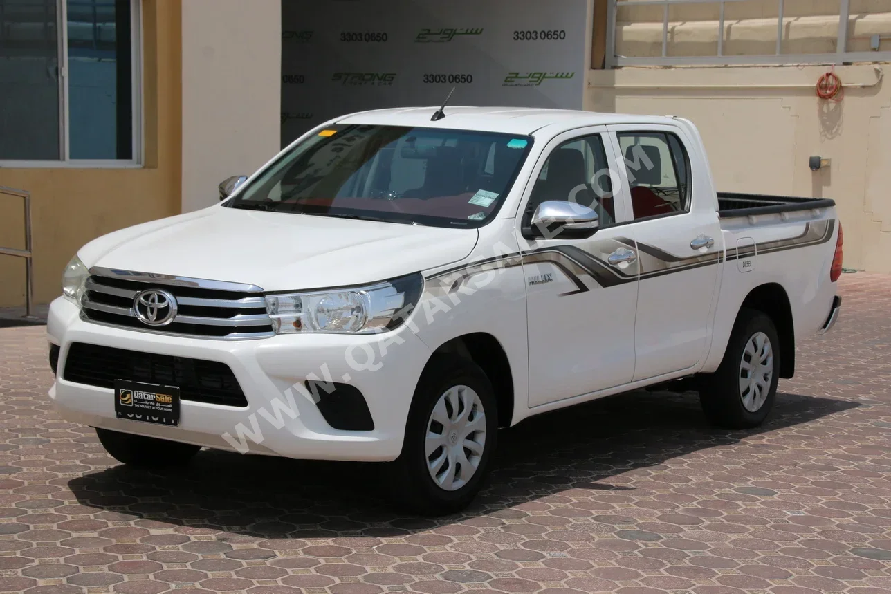 Toyota  Hilux  2017  Manual  290,000 Km  4 Cylinder  Rear Wheel Drive (RWD)  Pick Up  White