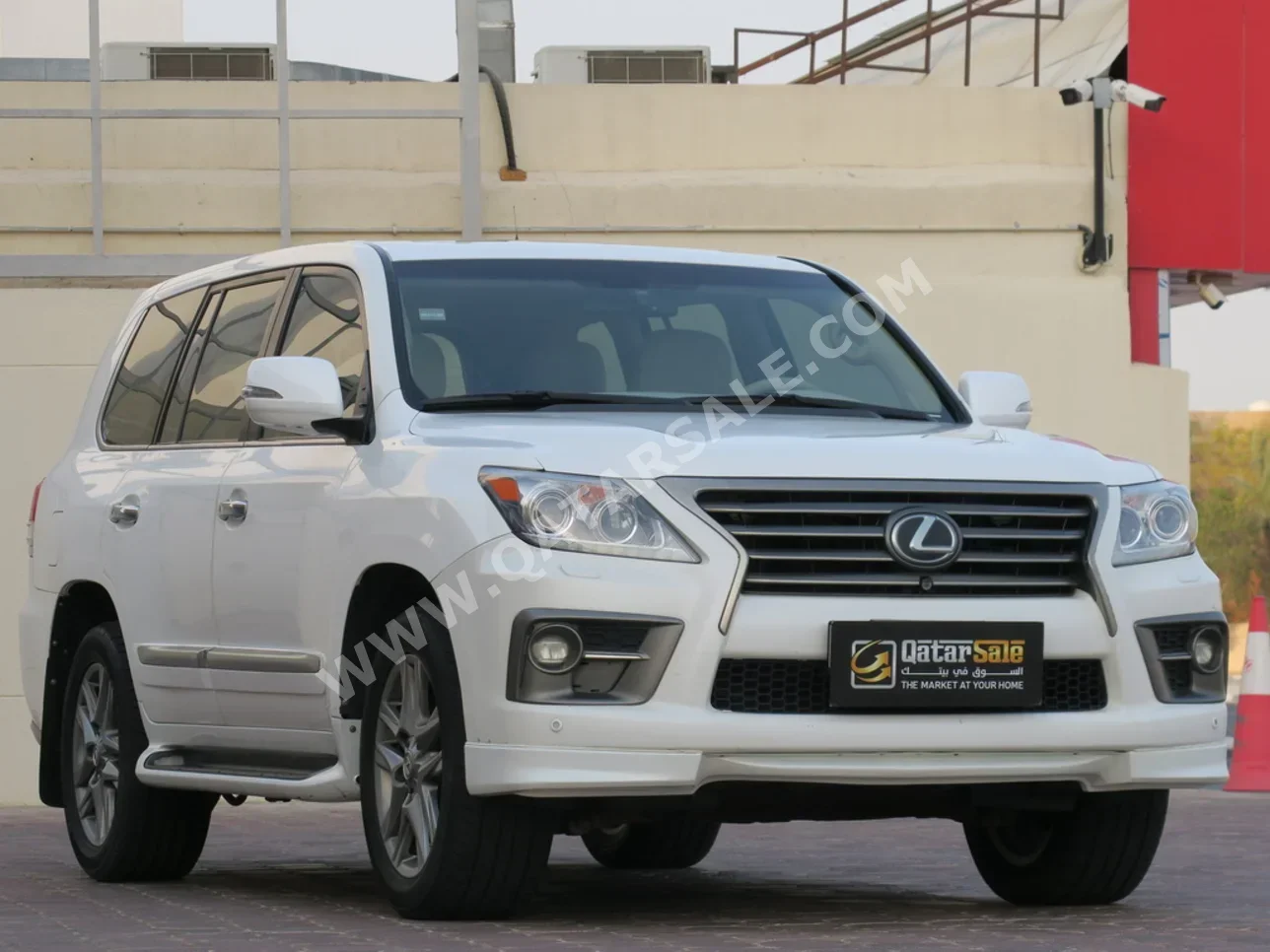 Lexus  LX  570  2014  Automatic  267,000 Km  8 Cylinder  Four Wheel Drive (4WD)  SUV  Pearl