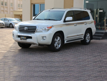 Toyota  Land Cruiser  GXR  2015  Automatic  310,000 Km  8 Cylinder  Four Wheel Drive (4WD)  SUV  White