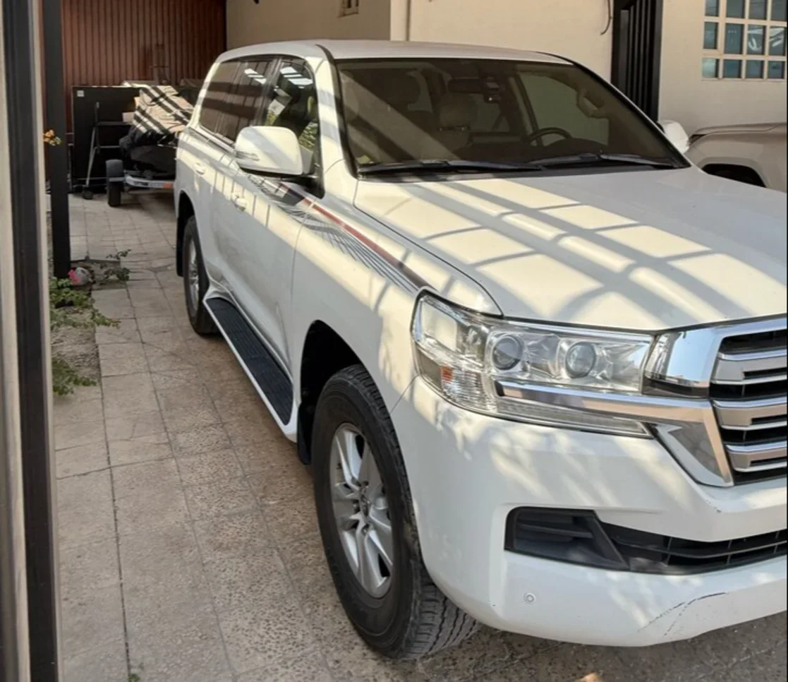 Toyota  Land Cruiser  GXR  2019  Automatic  260,000 Km  6 Cylinder  Four Wheel Drive (4WD)  SUV  White