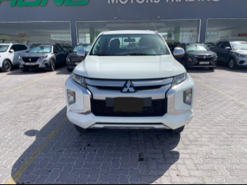 Mitsubishi  L 200  2022  Manual  83,000 Km  4 Cylinder  Four Wheel Drive (4WD)  Pick Up  White