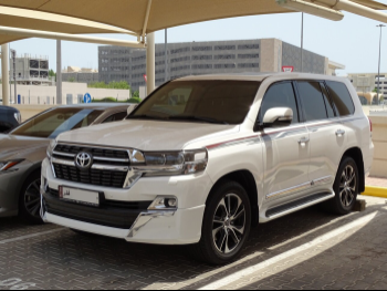 Toyota  Land Cruiser  GXR- Grand Touring  2021  Automatic  94,000 Km  8 Cylinder  Four Wheel Drive (4WD)  SUV  White