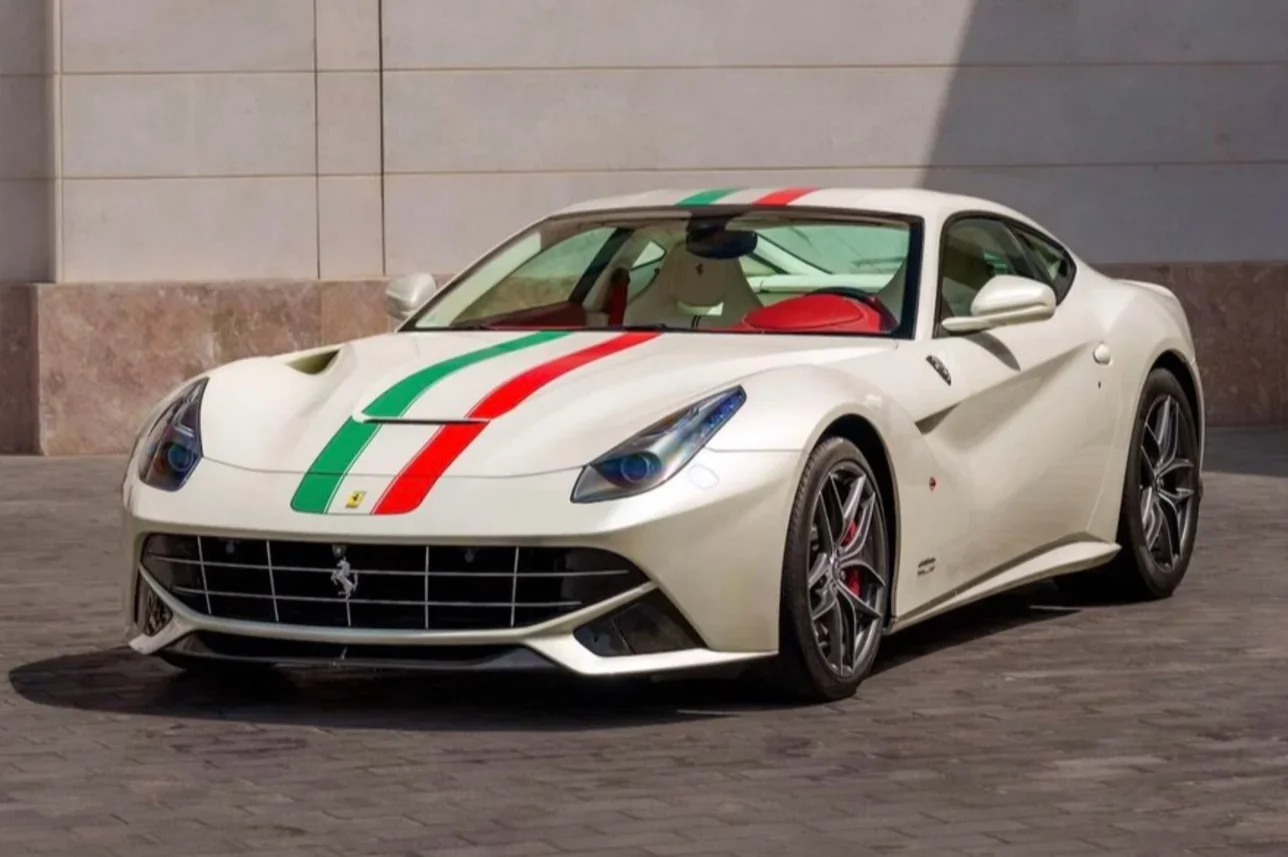 فيراري  اف 12  برلينيتا  2014  اوتوماتيك  8,000 كم  12 سلندر  دفع خلفي  كوبيه \ سبورت  أبيض لؤلؤي  تحت الضمان