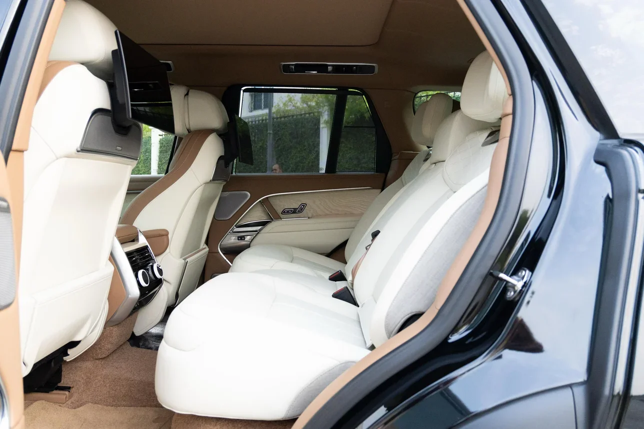 Land Rover Range Rover Vogue SV 2025 Automatic 3,700 Km 8 Cylinder Four Wheel Drive (4WD) SUV Black With Warranty