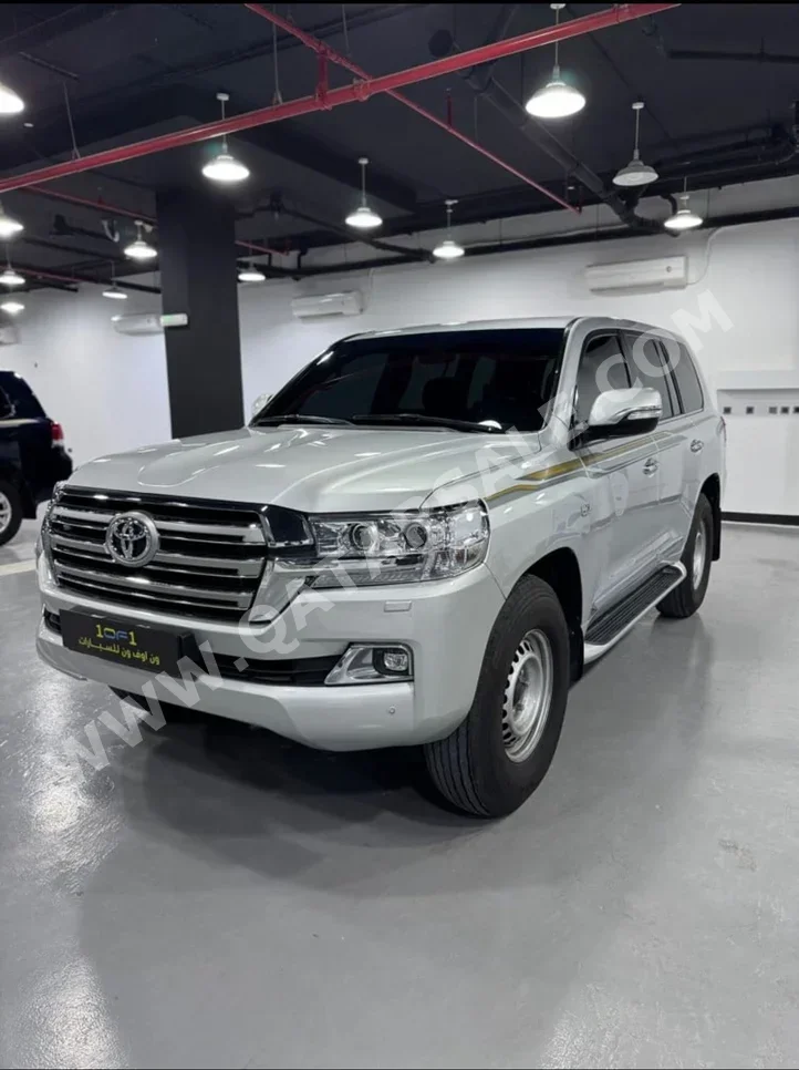 Toyota  Land Cruiser  VXR  2016  Automatic  298,000 Km  8 Cylinder  Four Wheel Drive (4WD)  SUV  Silver