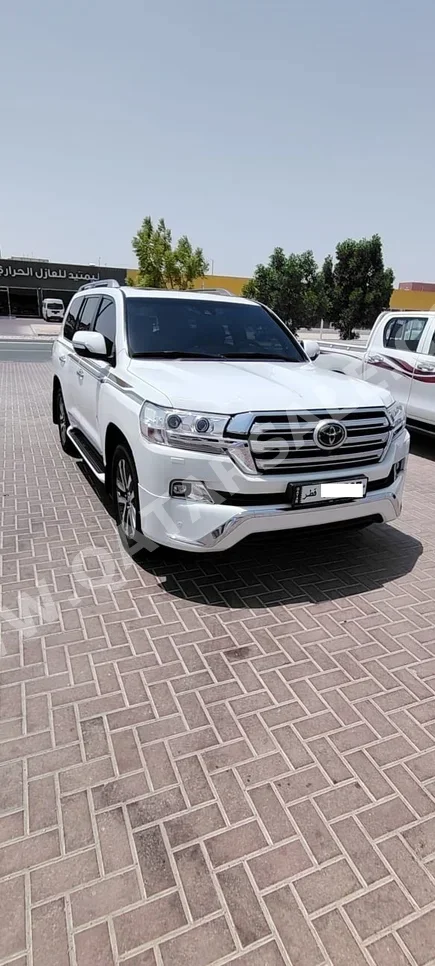 Toyota  Land Cruiser  VXR  2016  Automatic  215,000 Km  8 Cylinder  Four Wheel Drive (4WD)  SUV  White