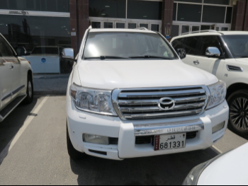 Toyota  Land Cruiser  VXR  2011  Automatic  300,000 Km  8 Cylinder  Four Wheel Drive (4WD)  SUV  White