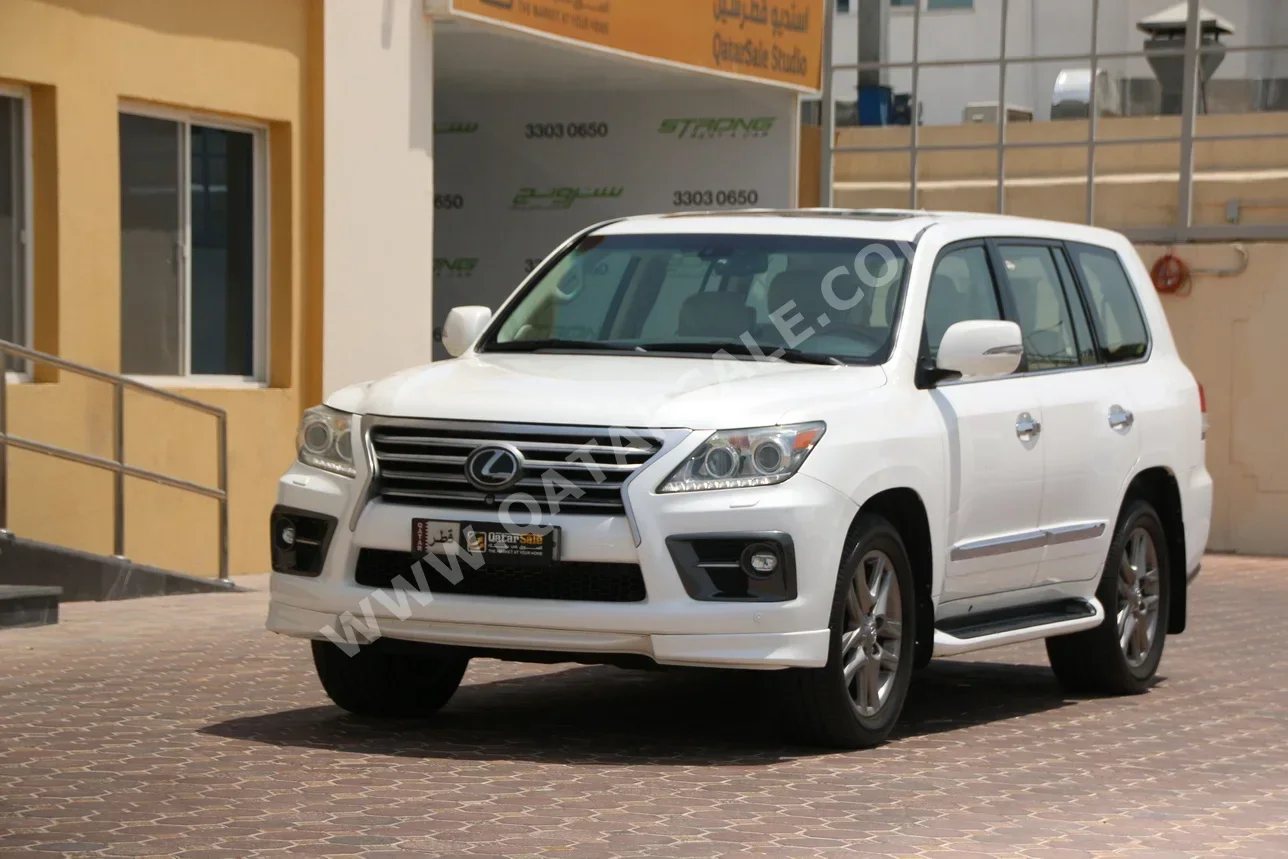 Lexus  LX  570  2013  Automatic  425,000 Km  8 Cylinder  Four Wheel Drive (4WD)  SUV  White