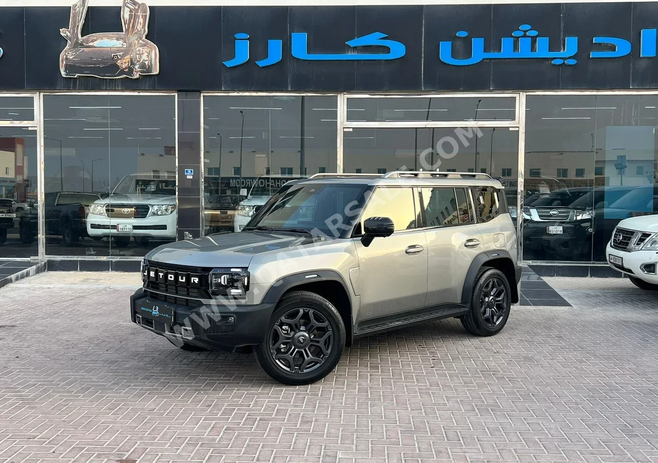 جيتور  تي 2  لكجري  2025  اوتوماتيك  15,000 كم  4 سلندر  دفع رباعي  اس يو في  رمادي غامق  تحت الضمان