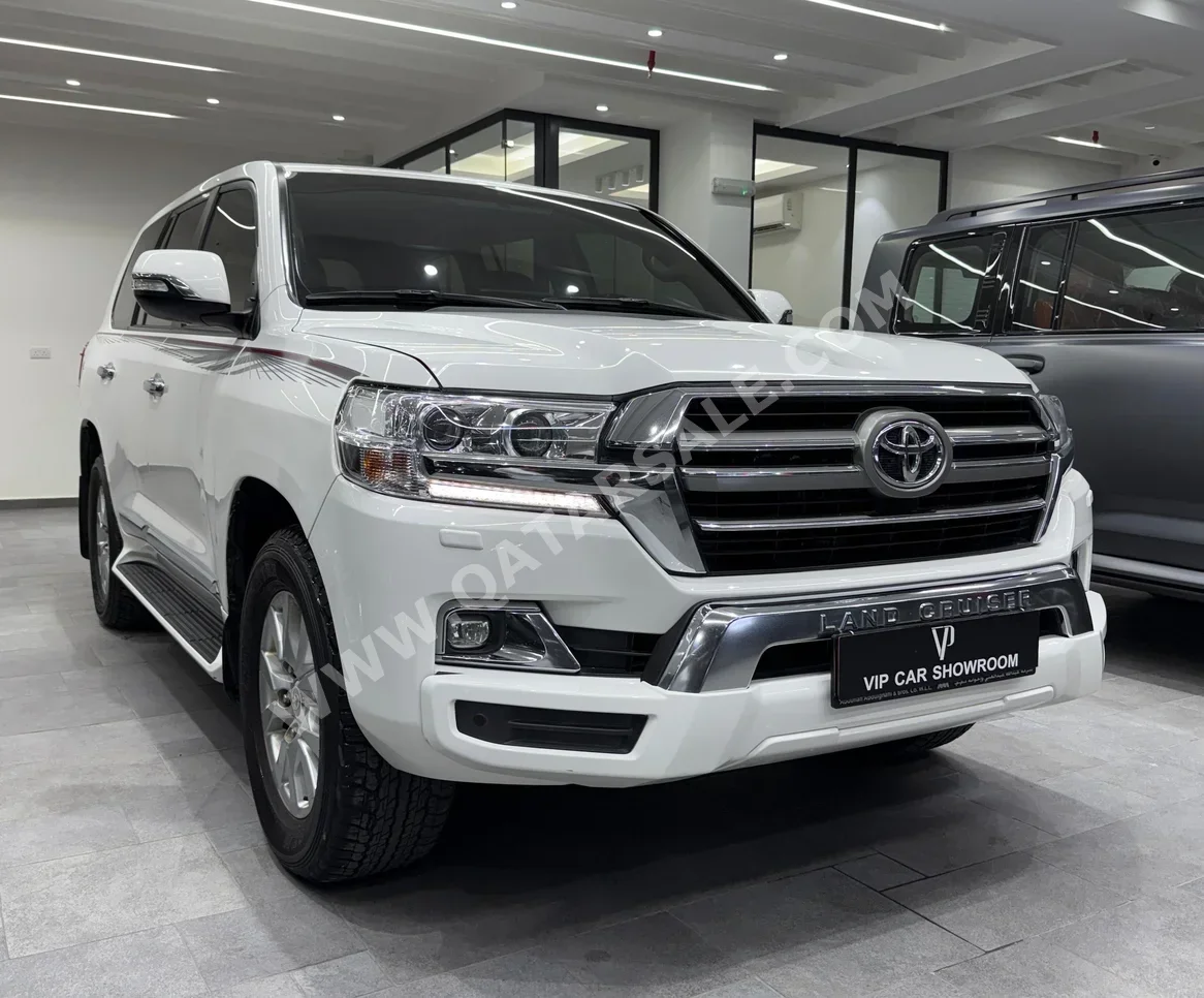 Toyota  Land Cruiser  GXR  2019  Automatic  73,000 Km  8 Cylinder  Four Wheel Drive (4WD)  SUV  White