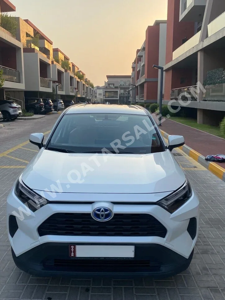 Toyota  Rav 4  HYBRID  2022  Automatic  64,000 Km  4 Cylinder  All Wheel Drive (AWD)  SUV  White  With Warranty