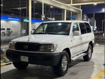 تويوتا  لاند كروزر  جي اكس  2002  عادي  613,000 كم  6 سلندر  دفع رباعي  اس يو في  أبيض