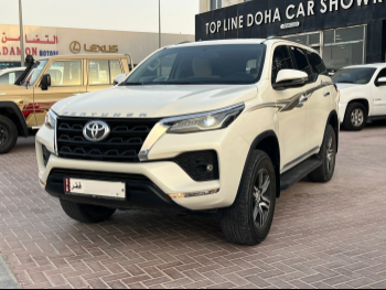 Toyota  Fortuner  2022  Automatic  30,000 Km  6 Cylinder  Four Wheel Drive (4WD)  SUV  White