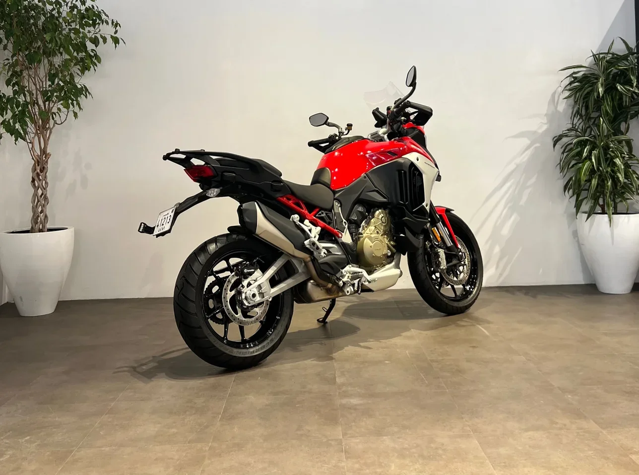 دوكاتي  مالتي سترادا -  2022 - اللون احمر -  الضمان