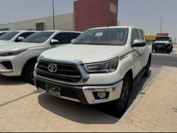 Toyota  Hilux  SR5  2024  Automatic  29,000 Km  4 Cylinder  Four Wheel Drive (4WD)  Pick Up  White  With Warranty