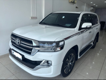 Toyota  Land Cruiser  GXR- Grand Touring  2020  Automatic  29,000 Km  8 Cylinder  Four Wheel Drive (4WD)  SUV  White