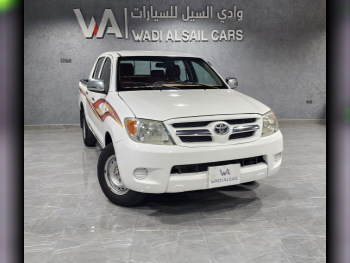 Toyota  Hilux  2007  Manual  331,000 Km  4 Cylinder  Four Wheel Drive (4WD)  Pick Up  White