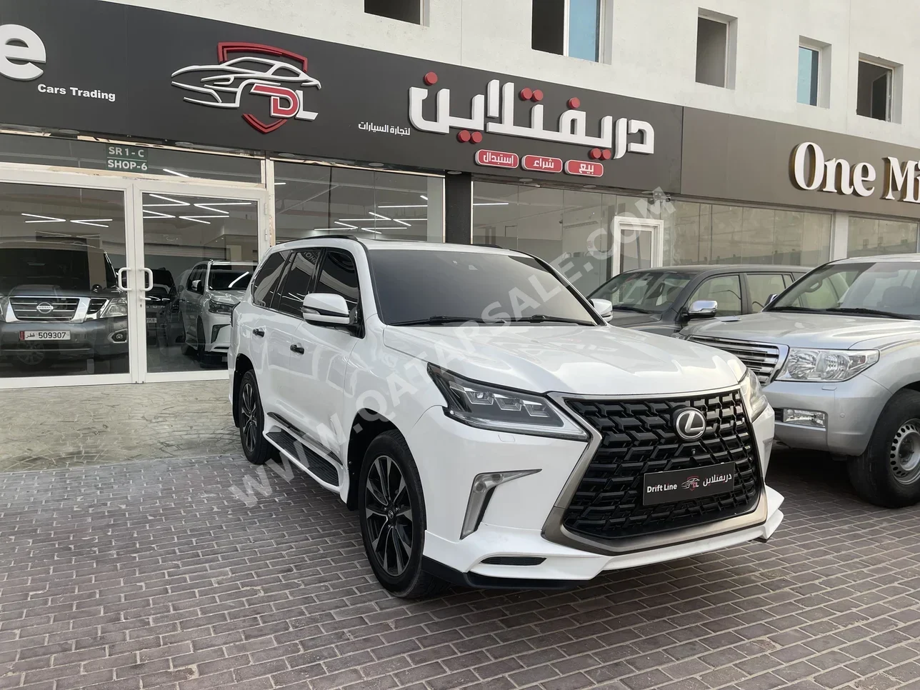 Lexus  LX  570  2016  Automatic  323,000 Km  8 Cylinder  Four Wheel Drive (4WD)  SUV  White