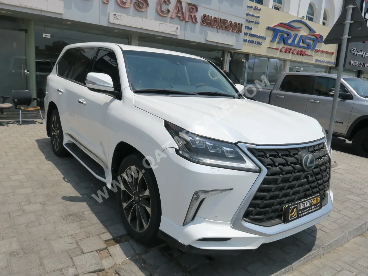 Lexus  LX  570  2016  Automatic  310,000 Km  8 Cylinder  Four Wheel Drive (4WD)  SUV  White