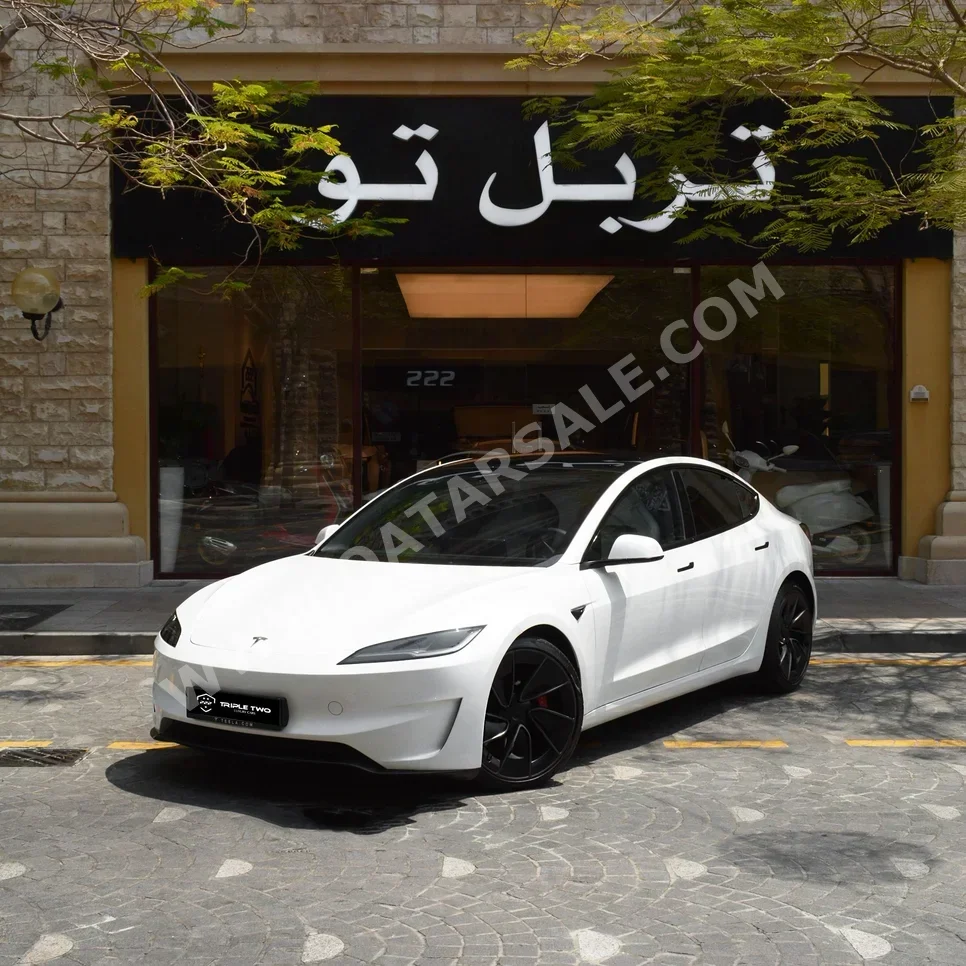 تسلا  مودل 3  بيرفورمانس  2024  اوتوماتيك  15,470 كم  0 سلندر  دفع كلي مستمر  سيدان  أبيض  تحت الضمان