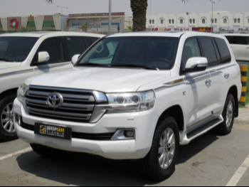 Toyota  Land Cruiser  VXR  2016  Automatic  298,000 Km  8 Cylinder  Four Wheel Drive (4WD)  SUV  White