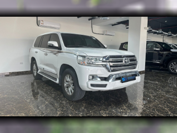 Toyota  Land Cruiser  GXR  2018  Automatic  135,000 Km  8 Cylinder  Four Wheel Drive (4WD)  SUV  White