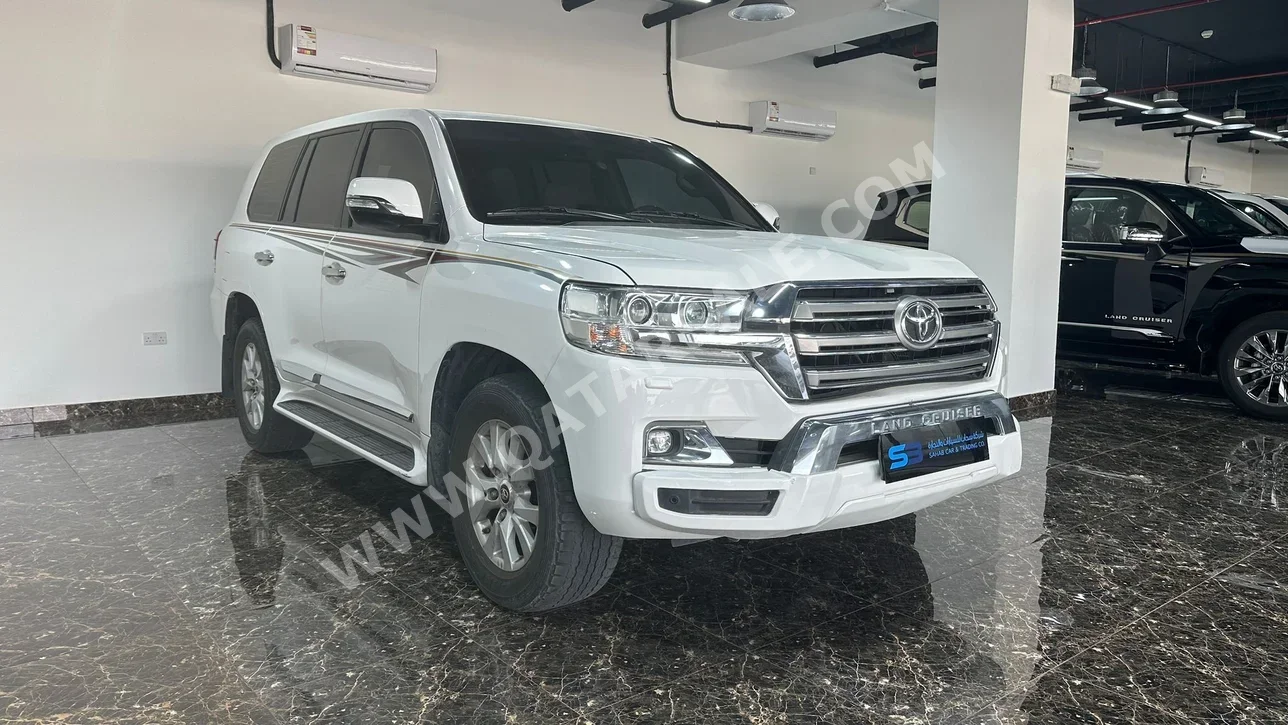 Toyota  Land Cruiser  GXR  2018  Automatic  135,000 Km  8 Cylinder  Four Wheel Drive (4WD)  SUV  White