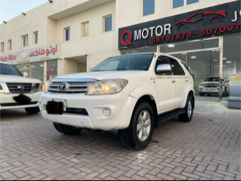 تويوتا  فورشنر  2009  اوتوماتيك  317,000 كم  4 سلندر  دفع رباعي  اس يو في  أبيض