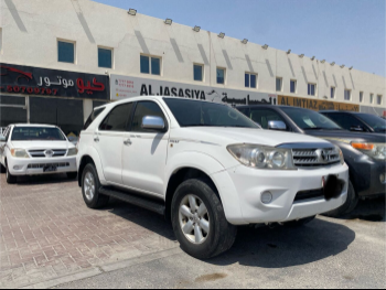 تويوتا  فورشنر  2009  اوتوماتيك  317,000 كم  4 سلندر  دفع رباعي  اس يو في  أبيض