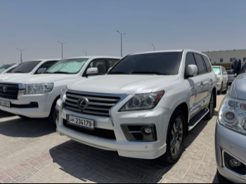 Lexus  LX  570 S  2013  Automatic  285,000 Km  8 Cylinder  Four Wheel Drive (4WD)  SUV  White