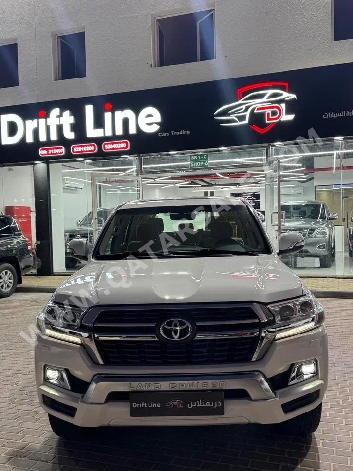 Toyota  Land Cruiser  GXR  2016  Automatic  424,000 Km  6 Cylinder  Four Wheel Drive (4WD)  SUV  White