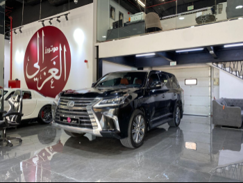 Lexus  LX  570  2016  Automatic  311,000 Km  8 Cylinder  Four Wheel Drive (4WD)  SUV  Black
