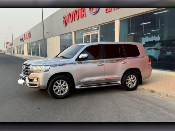 Toyota  Land Cruiser  GXR  2017  Automatic  189,000 Km  8 Cylinder  Four Wheel Drive (4WD)  SUV  Silver