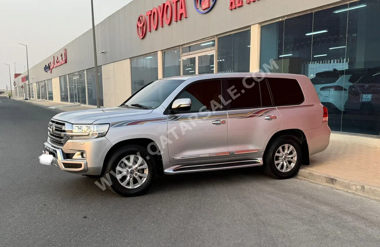 Toyota  Land Cruiser  GXR  2017  Automatic  189,000 Km  8 Cylinder  Four Wheel Drive (4WD)  SUV  Silver
