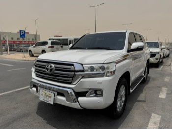 Toyota  Land Cruiser  GXR  2016  Automatic  342,000 Km  8 Cylinder  Four Wheel Drive (4WD)  SUV  White