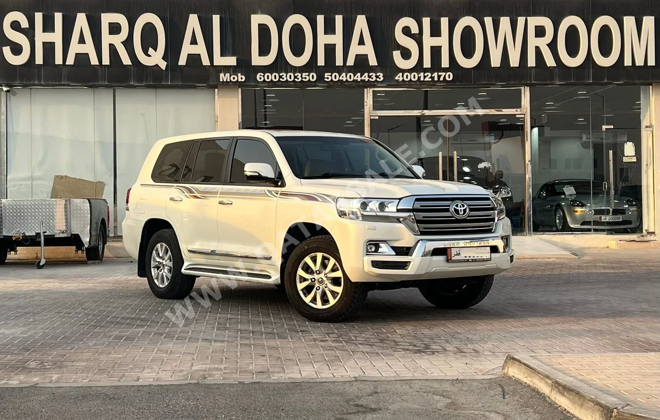 تويوتا  لاند كروزر  جي اكس ار  2017  اوتوماتيك  220,000 كم  8 سلندر  دفع رباعي  اس يو في  أبيض