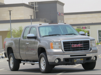 GMC  Sierra  2500 HD  2009  Automatic  141,000 Km  8 Cylinder  Four Wheel Drive (4WD)  Pick Up  Gray