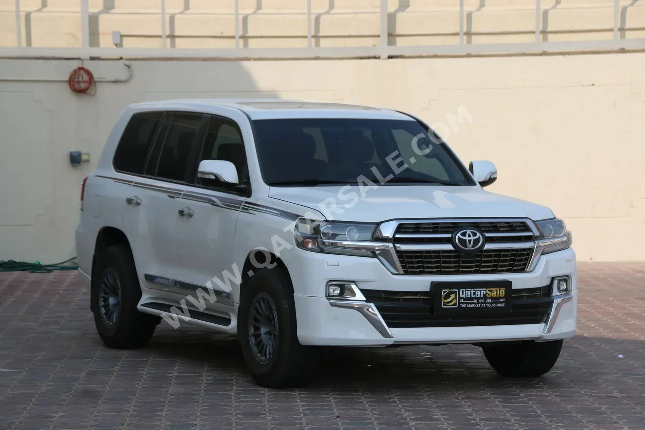 Toyota  Land Cruiser  GXR  2016  Automatic  332,000 Km  8 Cylinder  Four Wheel Drive (4WD)  SUV  White