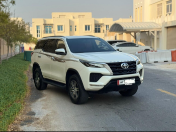 تويوتا  فورشنر  اس ار 5  2022  اوتوماتيك  27,000 كم  4 سلندر  دفع رباعي  اس يو في  أبيض