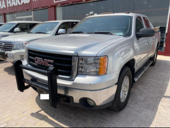 GMC  Sierra  2012  Automatic  390,000 Km  8 Cylinder  Four Wheel Drive (4WD)  Pick Up  Silver