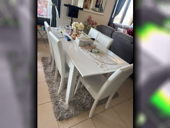 الطاولات والخزائن الجانبية طاولة و كراسيها  - هوم سينتر  - أبيض